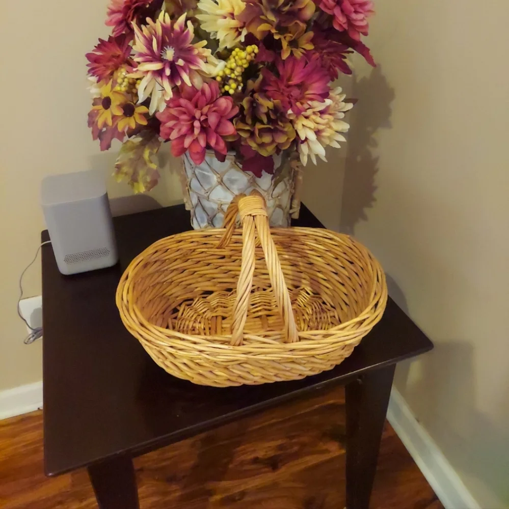 Double Handled Oval Woven Wicker Picnic & Flower Basket Vintage LIKE NEW!